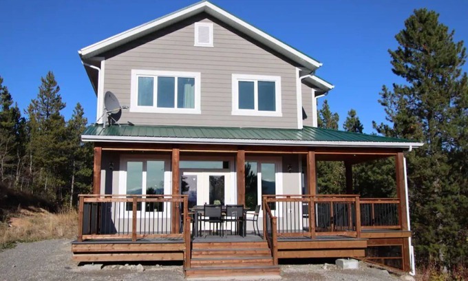 Whitehorse Casa | Nighthawk Guesthouse at Hot Springs