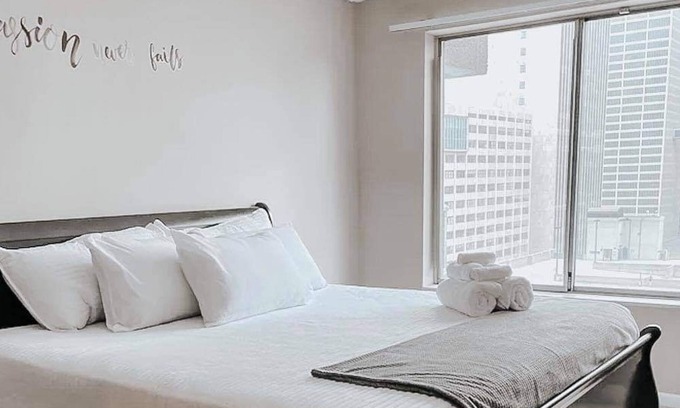 Downtown Detroit Apartamento | Nightlife/ Water View w/ King bed