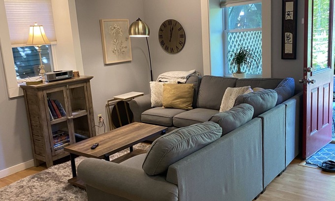 Blue Hill Apartamento | Nikki’s Place! Textbook Village life!