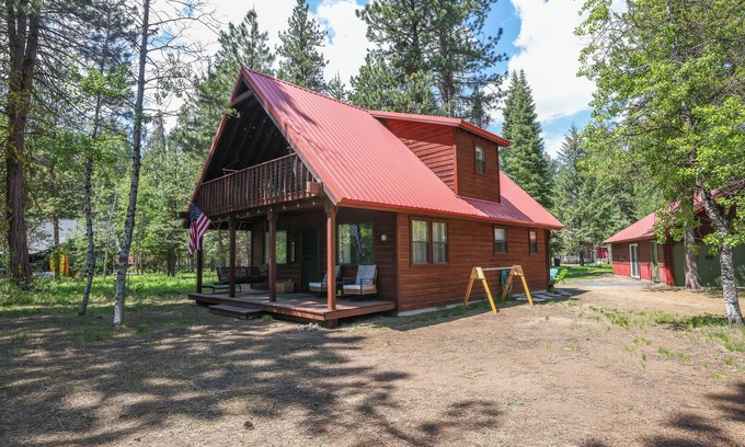 McCall Cabina | Nine Pines Outpost: Pet Friendly, Hot Tub, Game Room, w/ Private Treetop Escape.