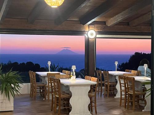 Ricadi Apartamento | Ninea Panoramic Family Apartments - large pool with sea view