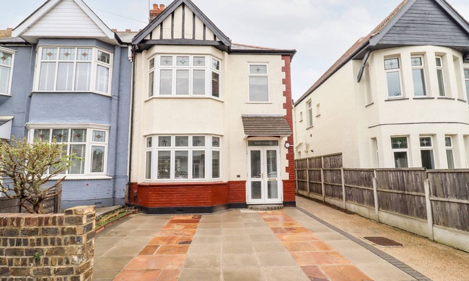 Southend-on-Sea Casa | NINETY EIGHT, family friendly, with a garden in Southend-On-Sea