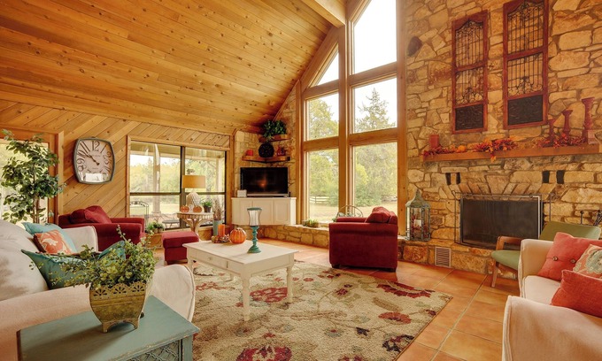 Bryan Casa | 'Nini's Love' Cottage w/ Deck + Fishing Pond!