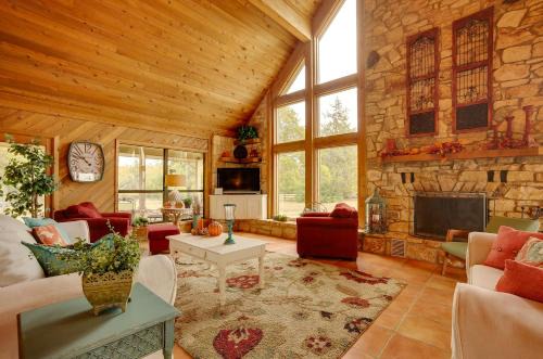 Bryan Casa | Ninis Love Cottage with Deck and Fishing Pond!