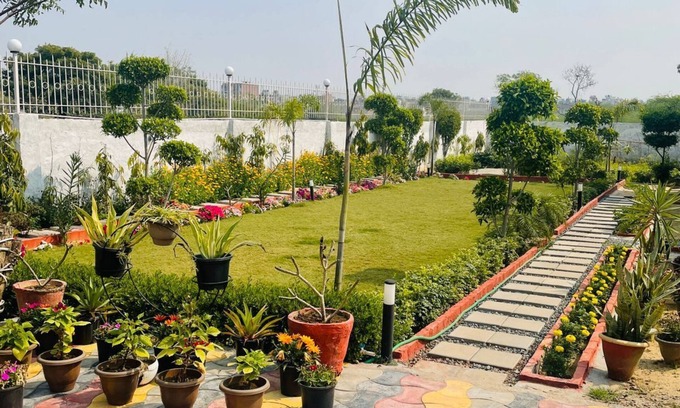 Sainik Farm Otro | Nirvair Farmhouse - Private cozy villa in South Delhi with garden and Projector