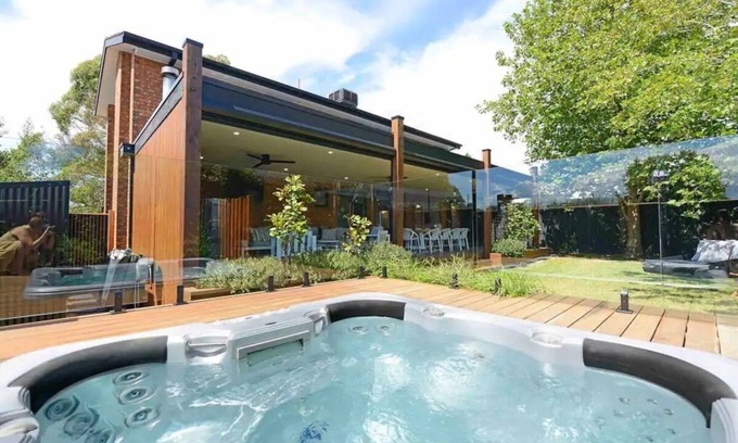 Frankston Casa | Nirvana Retreat - Large modern 4 bedroom house with large undercover area and outdoor spa