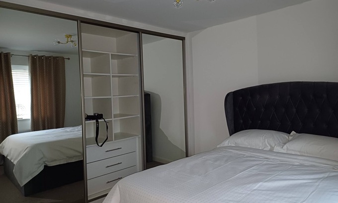 Newport Pagnell Casa | Nirvarna - Luxury 5-Bedroom, Fast Wifi, Free Parking, Smart TV, Garden