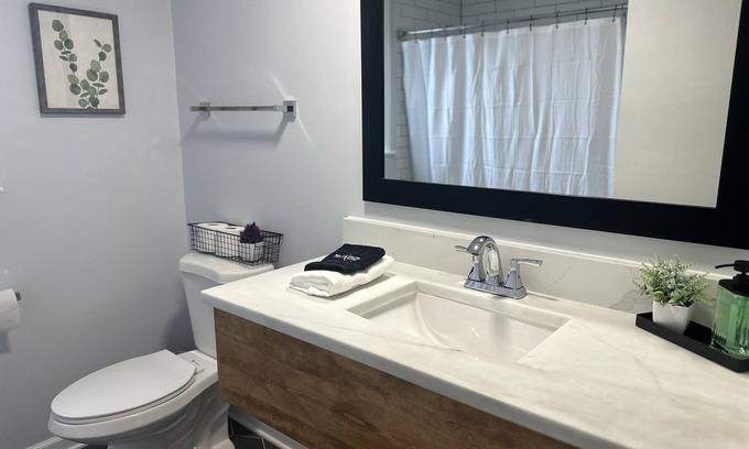 DeKalb Casa | NIU Coporate and Business Travel Long Term Stays Welcome! 4 BD 3 BA