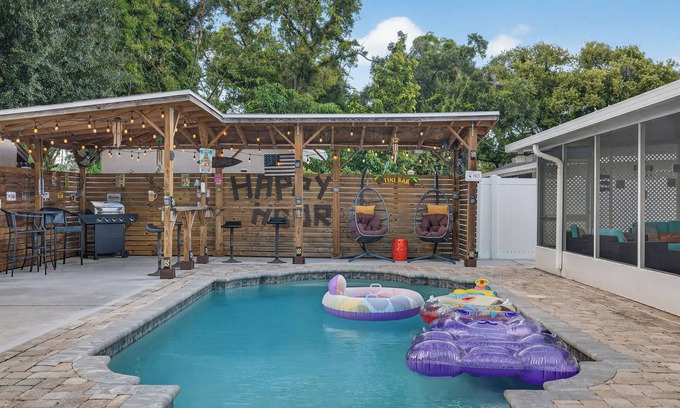 Tampa Casa | nLuxurious 4BR Home w/Private Pool, Gym, and Outdoor Kitchen near Busch Gardens