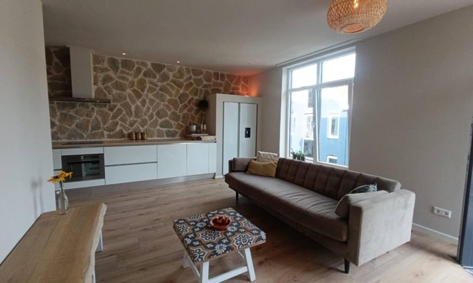 Bodegraven Apartamento | Mediterranean Apartment with Hot Tub & Home Cinema – Across from the Station