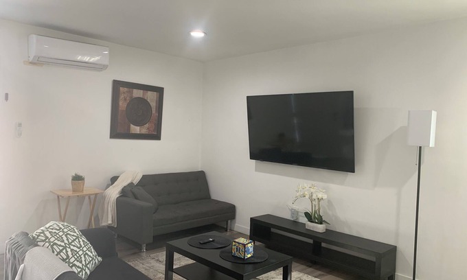 Palms Casa | Modern One bedroom Guest House with WiFi, AC, Charming Patio, near Culver City,
