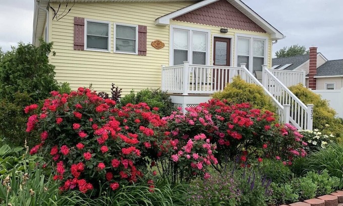 Villas Casa | Delightful DOG FRIENDY Vacation Home by the Bay for Couples and Families.