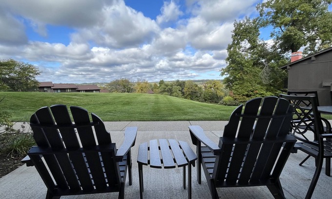 Lake Geneva Condominio | Newly Updated Modern, Spacious, and Cozy Condo- Right on the Lake!