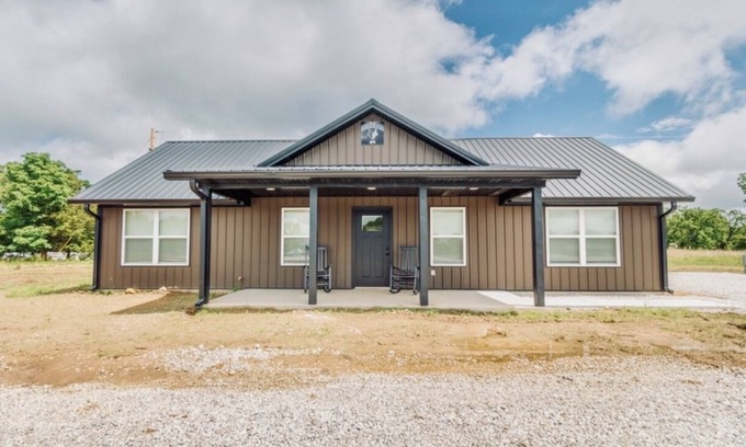 Dallas County Casa | Nice cabin near Bennett Springs: stocked pond, gated entry, family-friendly!