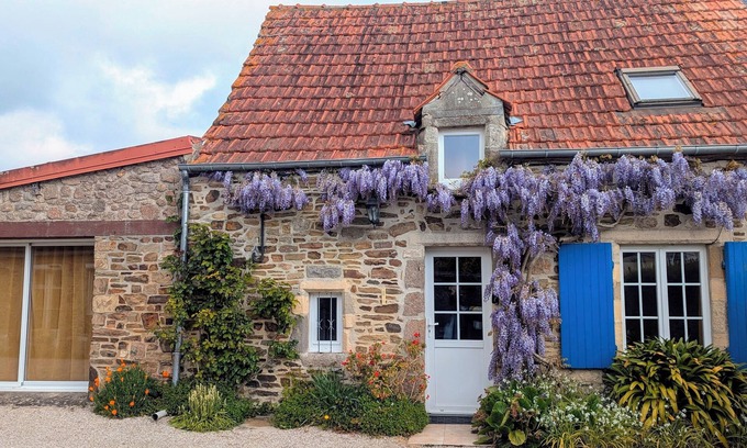 Quettehou Casa | Norman stone house, close to the sea and tourist attractions