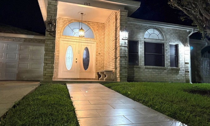 Bonanza Casa | nNorthLaredo area, close to popular shopping mall, stores and restaurants.
