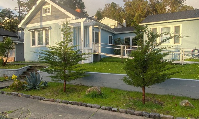 Half Moon Bay Casa | Rare 1/3 acre corner lot in South El Granada near Quarry Park in Sunbelt.