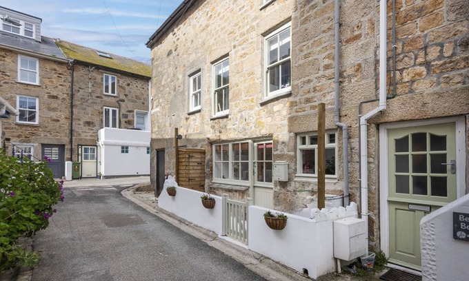 St Ives Cabaña | No.1 St Eia - a cottage that sleeps 6 guests in 3 bedrooms