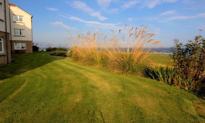 Brora Apartamento | No. 18 The Links is a second floor apartment located by the famous James Braid Golf course in Brora