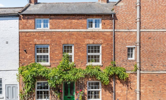 Uppingham Casa | NO 2 QUEEN STREET, family friendly, with open fire in Uppingham