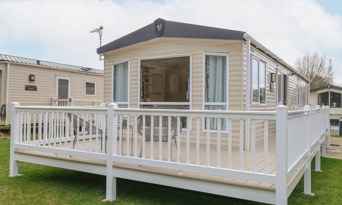 Hopton Cabaña | NO 3 FOXBURROW HANG, family friendly, with pool in Belton