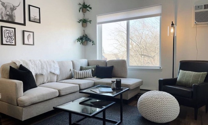 East Hillside Apartamento | No. 302 Monthly Downtown Artists Loft