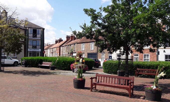 Beverley Cabaña | NO.37, romantic, character holiday cottage, with a garden in Beverley