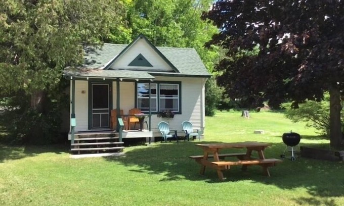 Cedarville Cabina | No. 8 Cabin - Les Cheneaux Landing