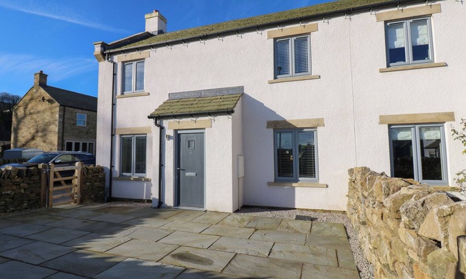 West Witton Casa | NO.8 CAIRN COTTAGE, pet friendly, with a garden in West Witton