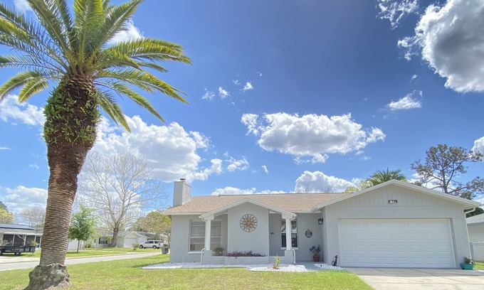 New Port Richey Casa | NO children under 18 or pets of any kind, including service or comfort animals.