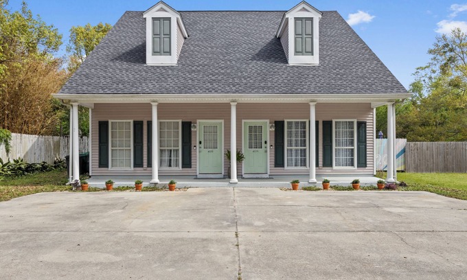 Bay St Louis Casa | No Cleaning Fee! King Suite. Sleeps 6. 2.5 Baths. 4 blocks to the Beach!