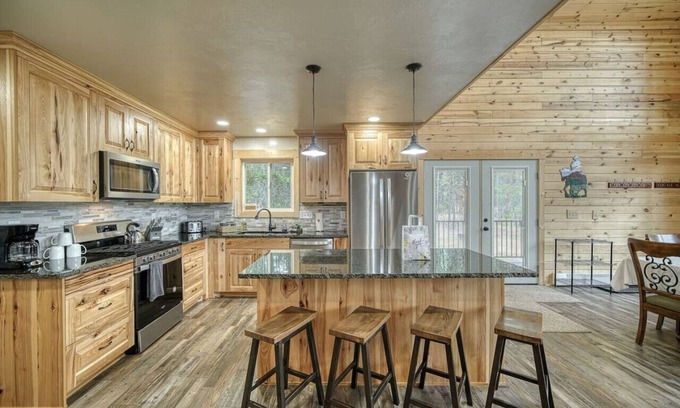Island Park Cabina | NO CLEANING FEE|Trailer Parking|Kid's Kitchen