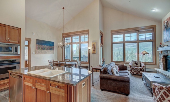 River Run Condominio | No Cleaning Fees, Luxurious 3 BR in River Run Village Featuring Ski in,ski out by RedAwning