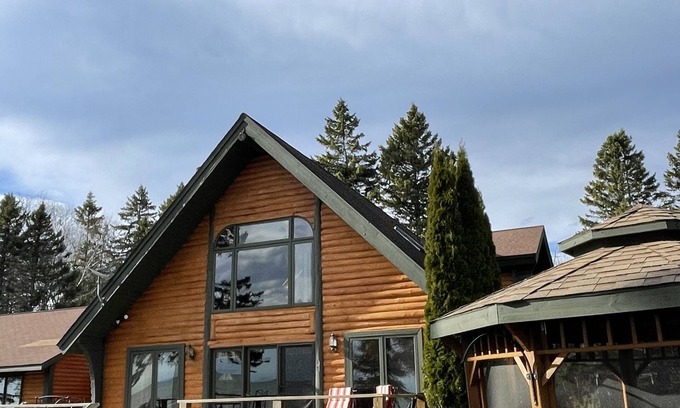 Nadeau Cabina | Majestic Log Home en 400 pies de frente al lago Michigan.