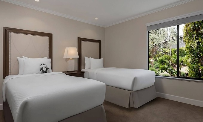 Napa Hotel | No Dull Moments! 4 Spacious Suites w/ Kitchens, Pool, Onsite Golf, FREE Parking!