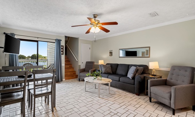 El Centro Beach Condominio | No elevators! Pool! Free Parking!