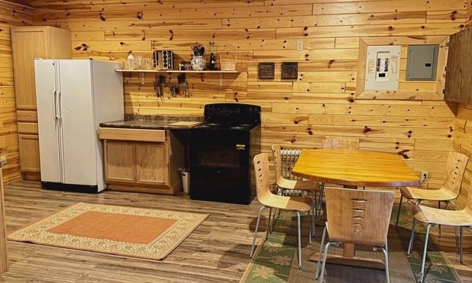 Algoma District Casa | No neighbors, 2 km Lake Superior and river shoreline, 1,800 sq ft house