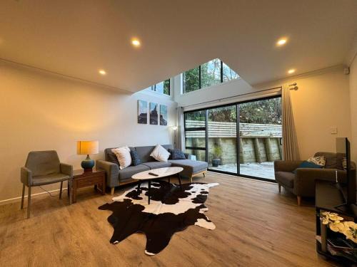 Johnsonville Casa | NO PARTY ALLOWED, Entire Brand New 3 bedroom townhouse, free unlimited fibre wifi and free parking