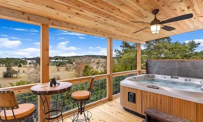 Fredericksburg Cabina | No Rancho Properties Texas Haus | Hot Tub | Beautiful Views