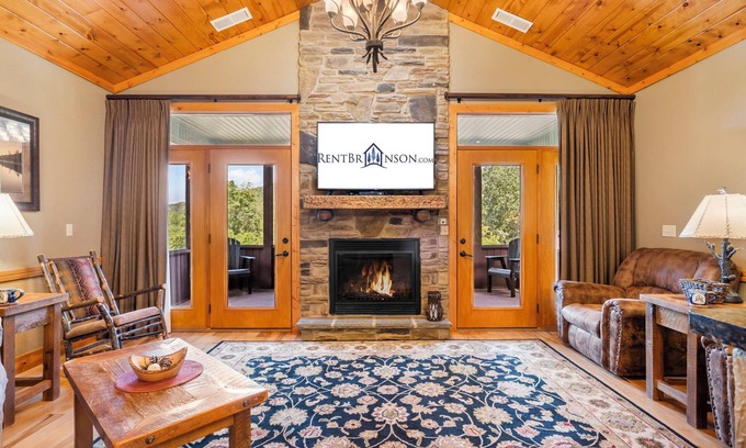 Branson Cabaña | Labor Day Open-No Stairs-Dog Friendly-Cozy Cabin near Taneycomo-Free Daily Local Fun!