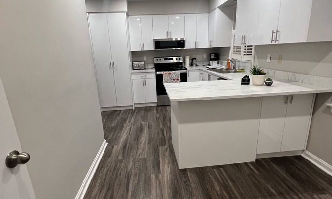 Newtonbrook Casa | No stairs / Renovated 3-Bedroom free Wifi, Parking close to Finch station
