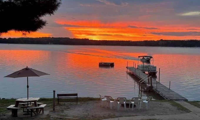 Wautoma Cabina | No steps to the lake/sandy beach/hot tub/fireplace/amazing sunsets