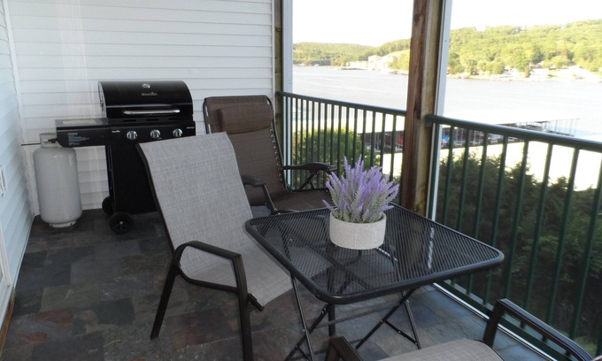 Camdenton Condominio | No hay pasos / caminar / se actualizó 2BD / 2BA con 12x30 deslizamiento de barco incluido ¡Gran Vista!