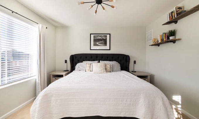 Denver Casa | No xtra fees, 2br, 2.5ba, 3-story townhome, pet friendly with beautiful kitchen