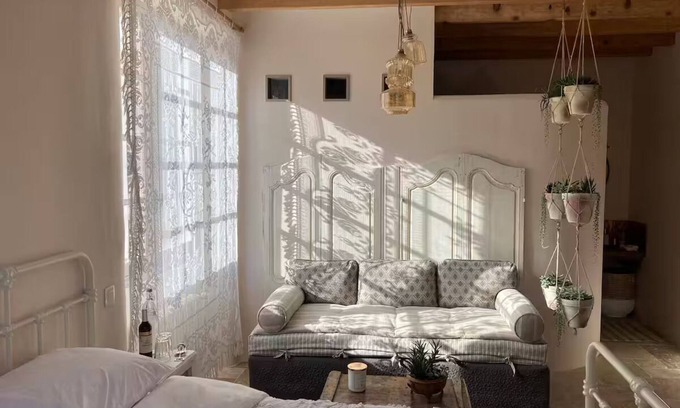 Mansle Cama Y Desayuno | No12...is a beautiful, riverside boutique B&B rm1