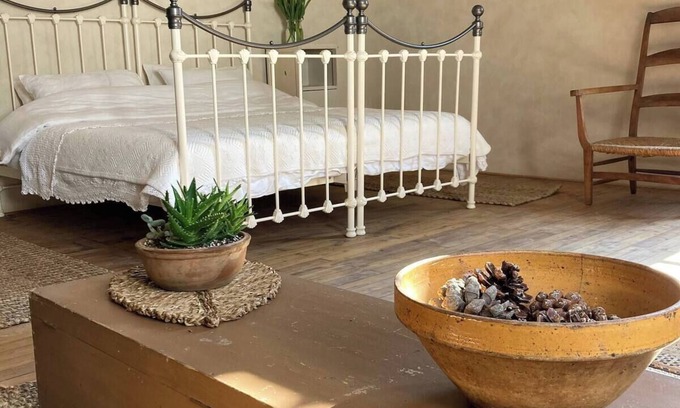Mansle Cama Y Desayuno | No12 is a unique, riverside boutique B&B. Rm2