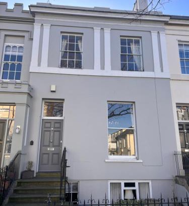 Cheltenham Casa | No2 Clarence grade II Regency townhouse short walk to racecourse and town centre