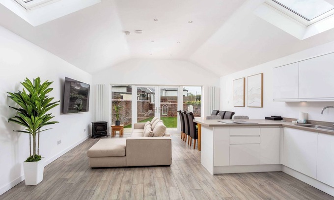 Prestwick Casa | No20 Mansfield House - Donnini Apartments