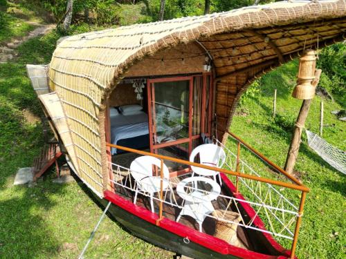 Pirmed Cama Y Desayuno | Noah's Ark- River Front Boat House Cottage