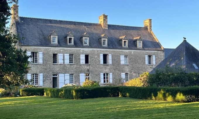 Picauville Casa | Nobleman’s Manor House in rural Normandy. Sleeps 14